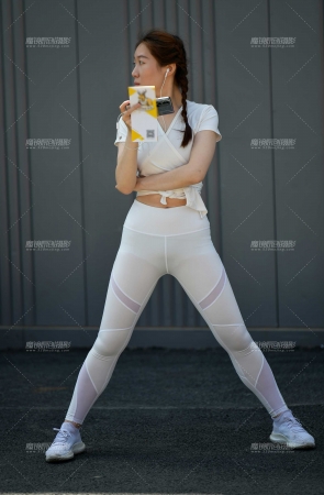 &白色紧身裤美女