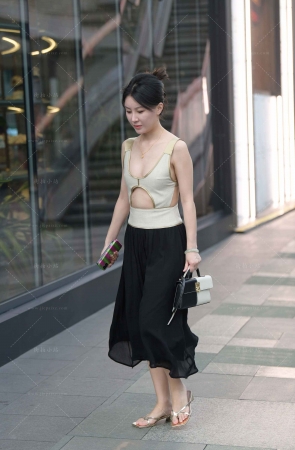 街拍白皙气质轻熟美女