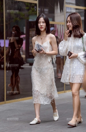 性感小吊带白裙美女!