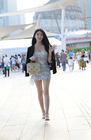 白皙美腿小姐姐