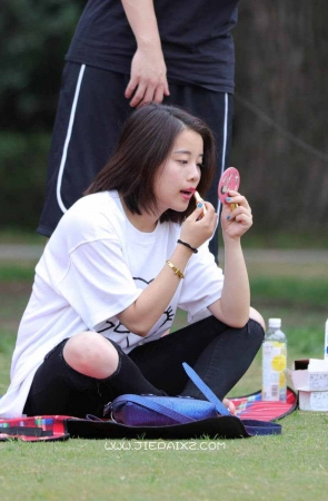 青春妹子补个妆先