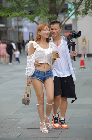 小蛮腰女孩