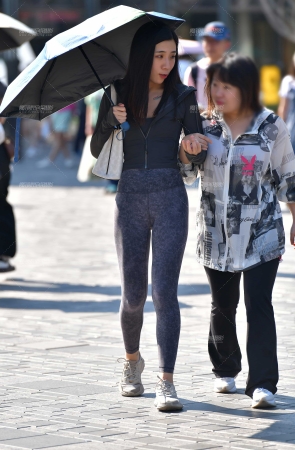 &聊悄悄话紧身美女