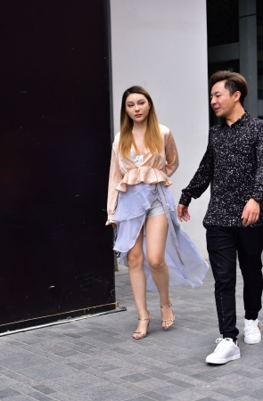 丰满圆润的美腿高跟女