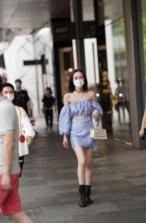 穿搭时尚的女孩