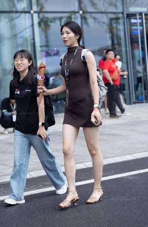 LB180-56P 成都车展-高挑气质美女主播下班