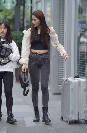 牛仔裤皮靴美女