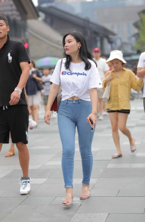 丰满紧身牛仔