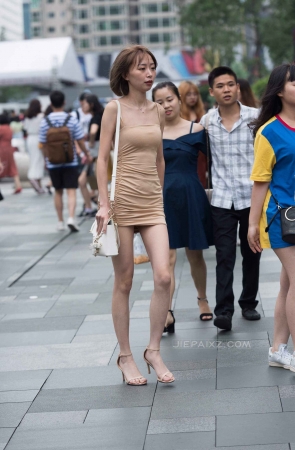 短裙高跟美女