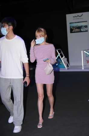 淡紫色包臀裙美腿小姐姐