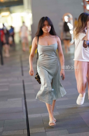 吊带长裙美眉