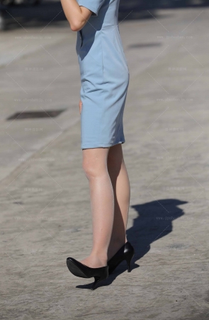 爱笑的准空姐太阳光下肉丝美腿制服