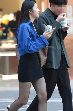 街拍黑丝短裙妹子