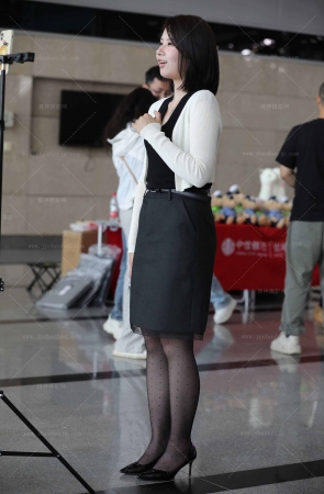 汽车轻熟主播黑丝高跟