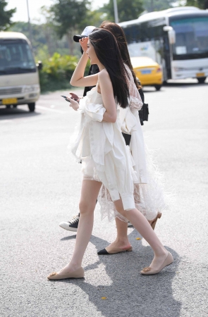 211031-16+74白皙美腿美女 8P