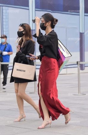 等车的红裙女子