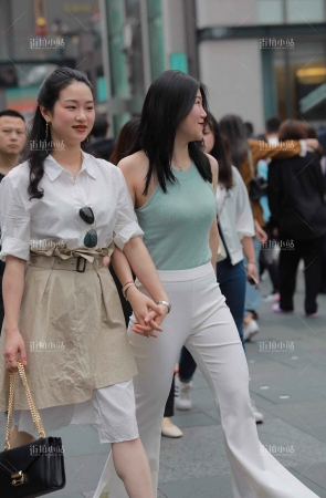 白色长裤少妇