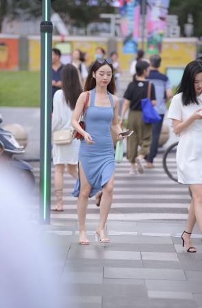 小姐姐走路一扭一扭太好看了