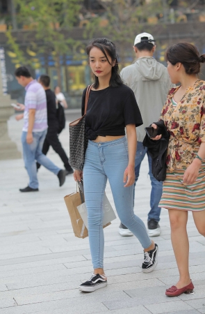 紧身牛仔裤