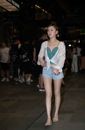 夜拍美腿热裤美女