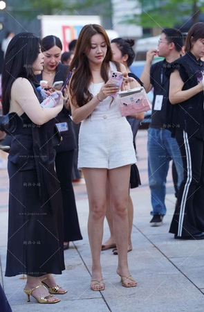 金色凉高美腿美女