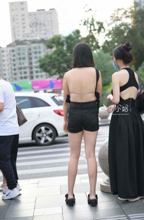 街拍大露背性感美眉