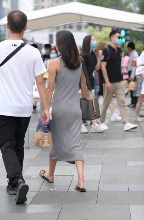 灰色长裙小姐姐