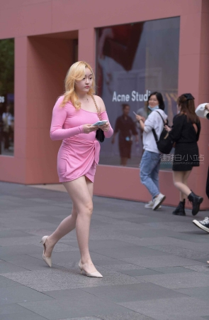 街拍微胖的粉色包臀裙美眉