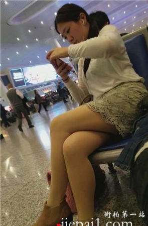 4k-车站候车室偶遇丰满肉丝长腿少妇，无聊到带着耳机听...