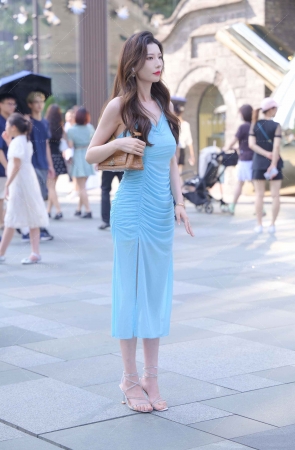 搭讪蓝色开叉长裙美女