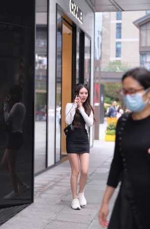 黑色包屯裙美女