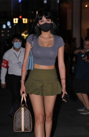 绿色短裙美腿小蛮腰