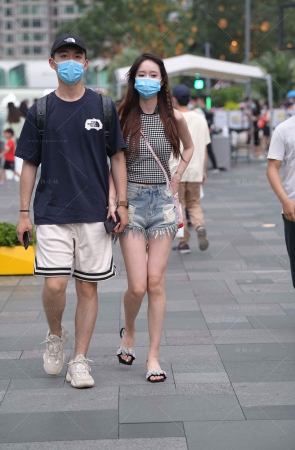 街拍苗条气质热裤小女友