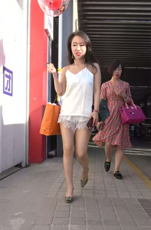 白衣短裤街拍美腿性感美女