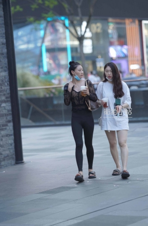 紧身美眉