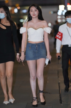 牛仔短裙美女