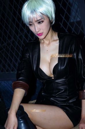 白发皮装美胸cosplay