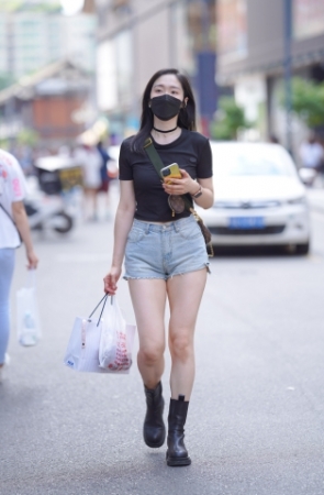 热裤美眉