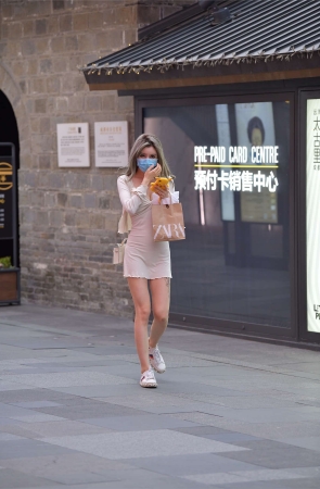 视觉冲击街拍作品 - 黄昏下de性感小姐姐