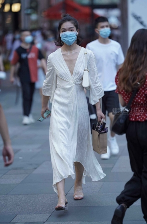白裙美女
