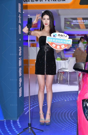 改装车展在直播的美女