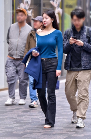 &红嘴唇甜美牛仔裤美女