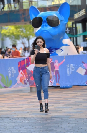 搭讪街拍紧身蓝色牛仔裤美女