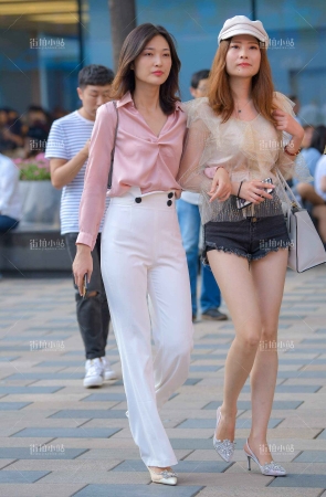 白裤高跟美女