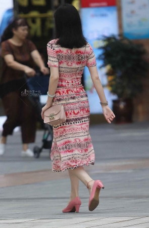 花裙街拍少妇
