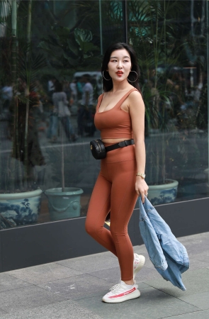 枣色紧身衣丰满模拍美女原图