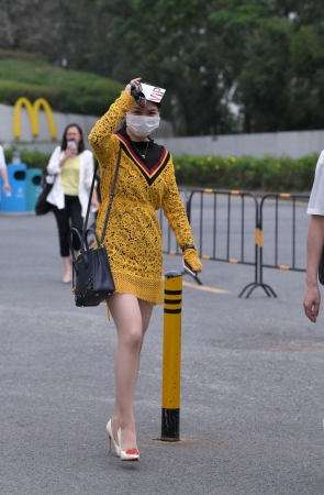 黄衣丝袜高跟