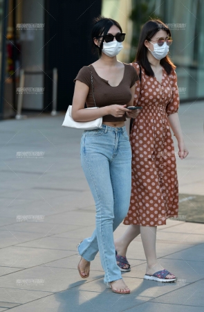 &高挑牛仔美女&