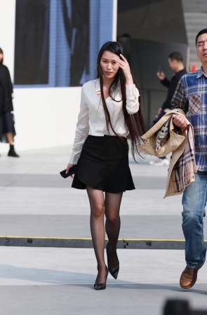 长发及腰， 美腿黑丝高跟美眉