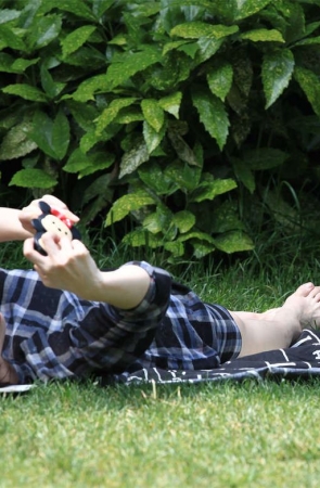 No970 僻静处的墨镜女孩，一双雪白的脚亮的耀眼 第1套